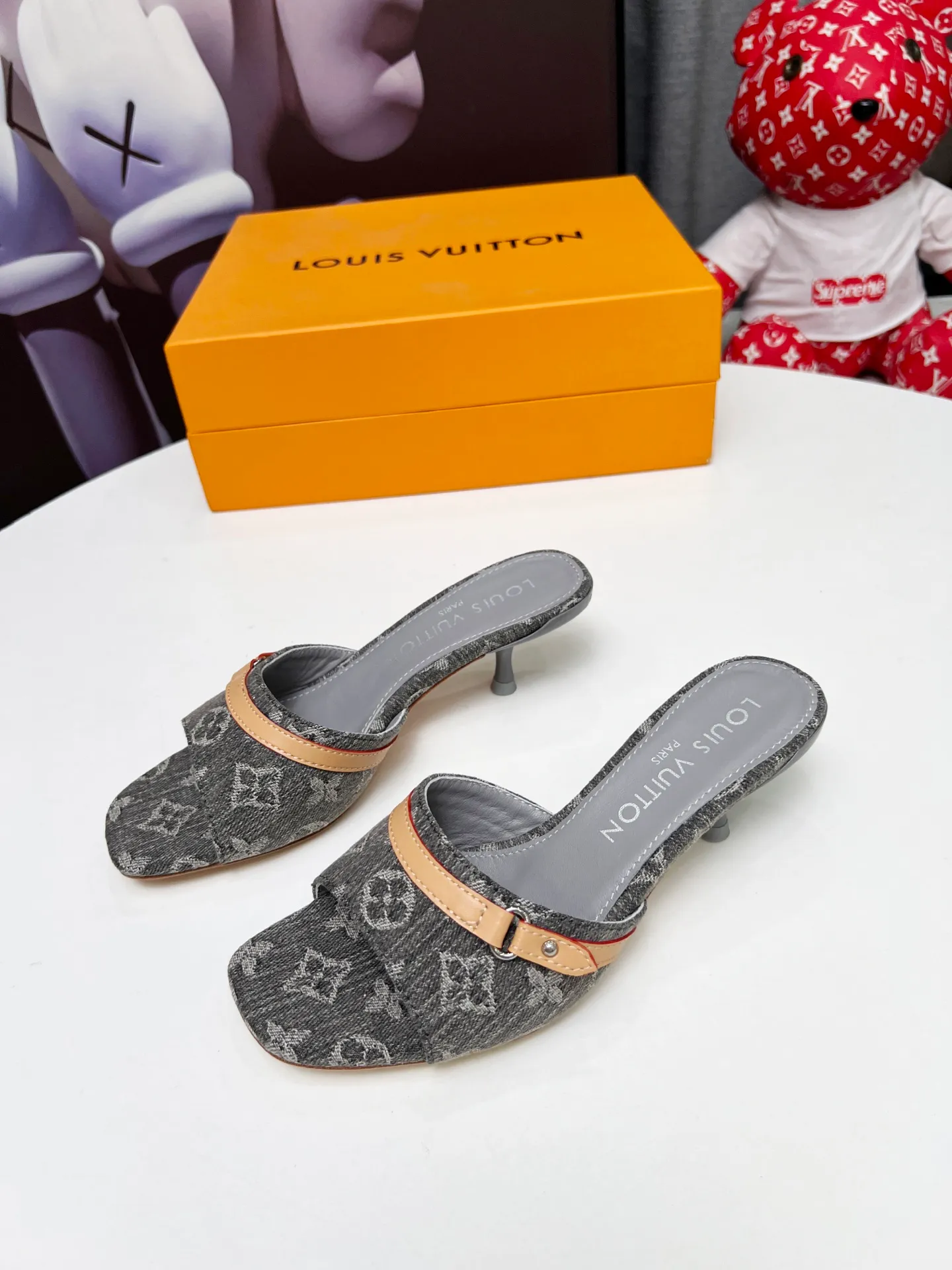 👟👟Ex-factory price 440👟👟 LV new denim kitten heel slippers 2025 summer must-have for goddesses, original replica, super comfortable on the feet. Show off the queen's temperament, the heel height is 5.5CM, which shows your temperament without being tiring. Standard code: 35-42 (41 and 42 codes are customized, non-returnable and non-exchangeable)